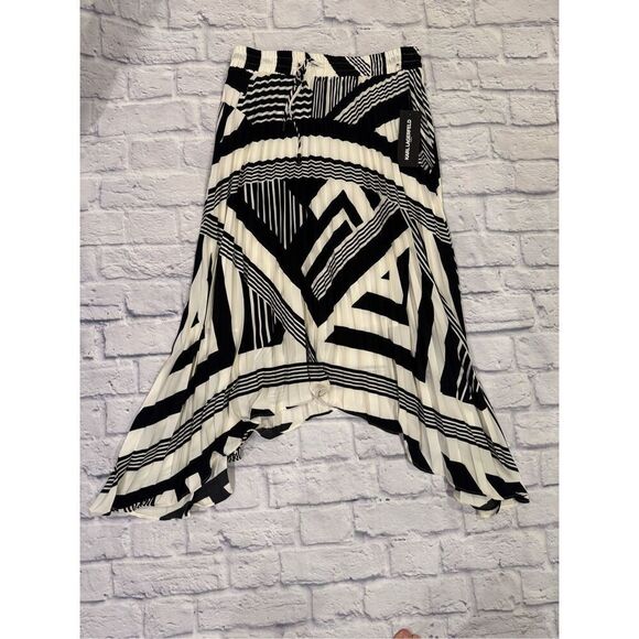 Karl Lagerfeld Paris Geometric Shark Bite Hem Pleated Skirt in Black/White Small - Picture 3 of 8